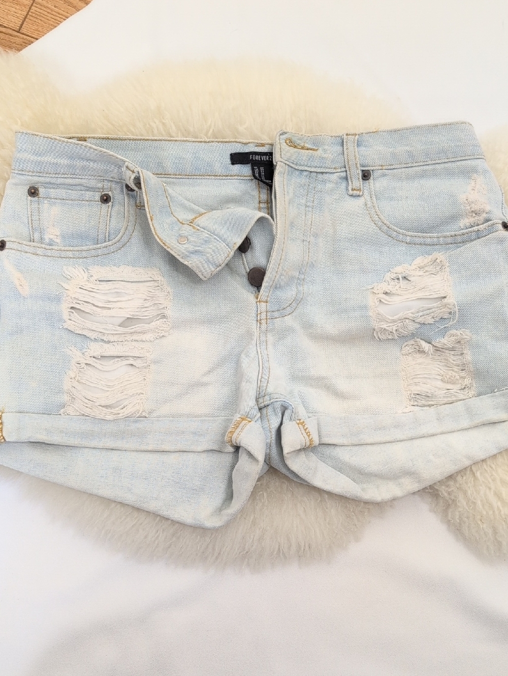 FOREVER 21 DISTRESSED DENIM SHORTS LIGHT WASH HIGH RISE BUTTON FLY RIPPED FESTIV